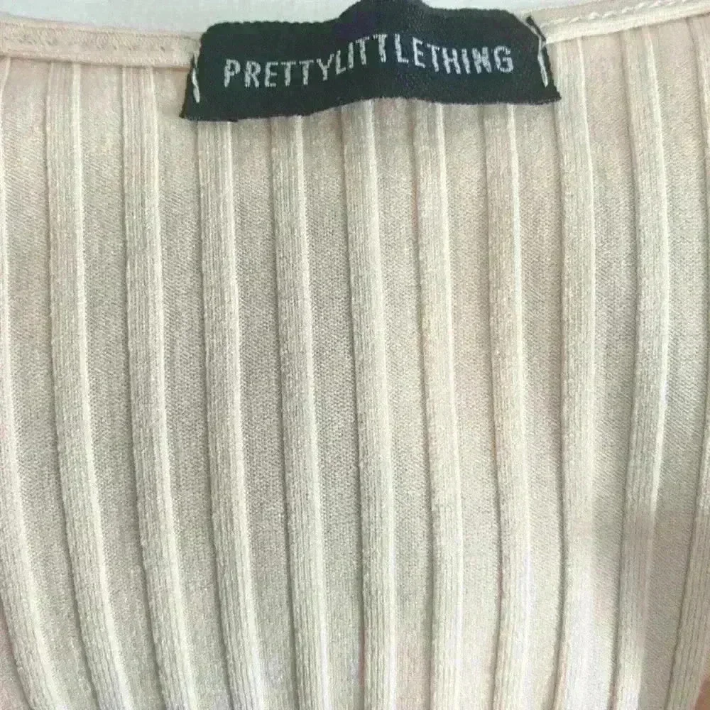 PrettyLittleThing Long Sleeve Rib Raw V Crop Top
